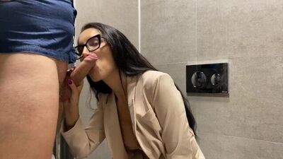 The boss fucked a lustful secretary in the toilet - chicassexis.org